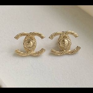 CHANEL Gold CC maxi stud earrings